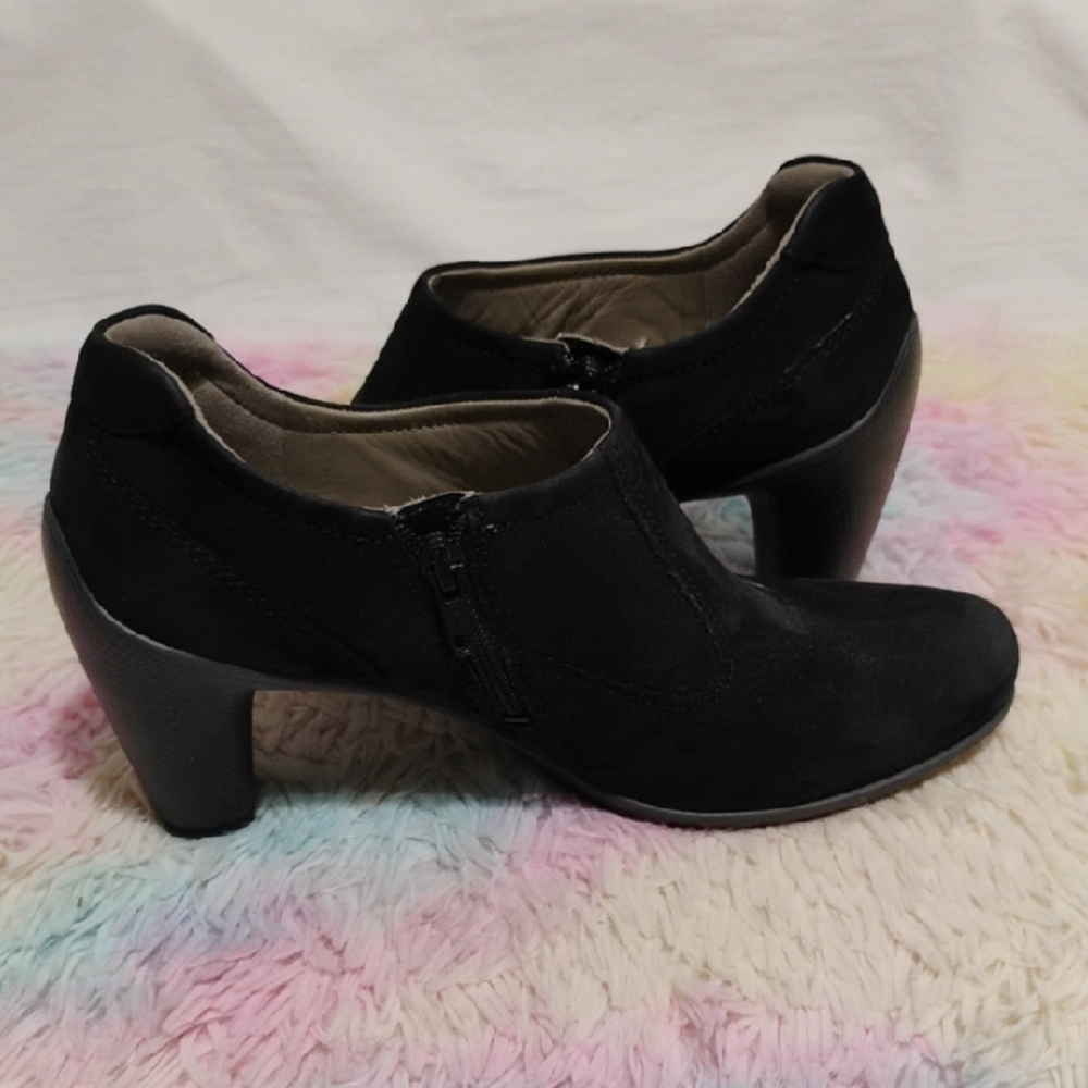 Like New Ecco Black Heeled Ankle Booties Sleek Minimalist Design Sz.38 - Picture 7 of 10